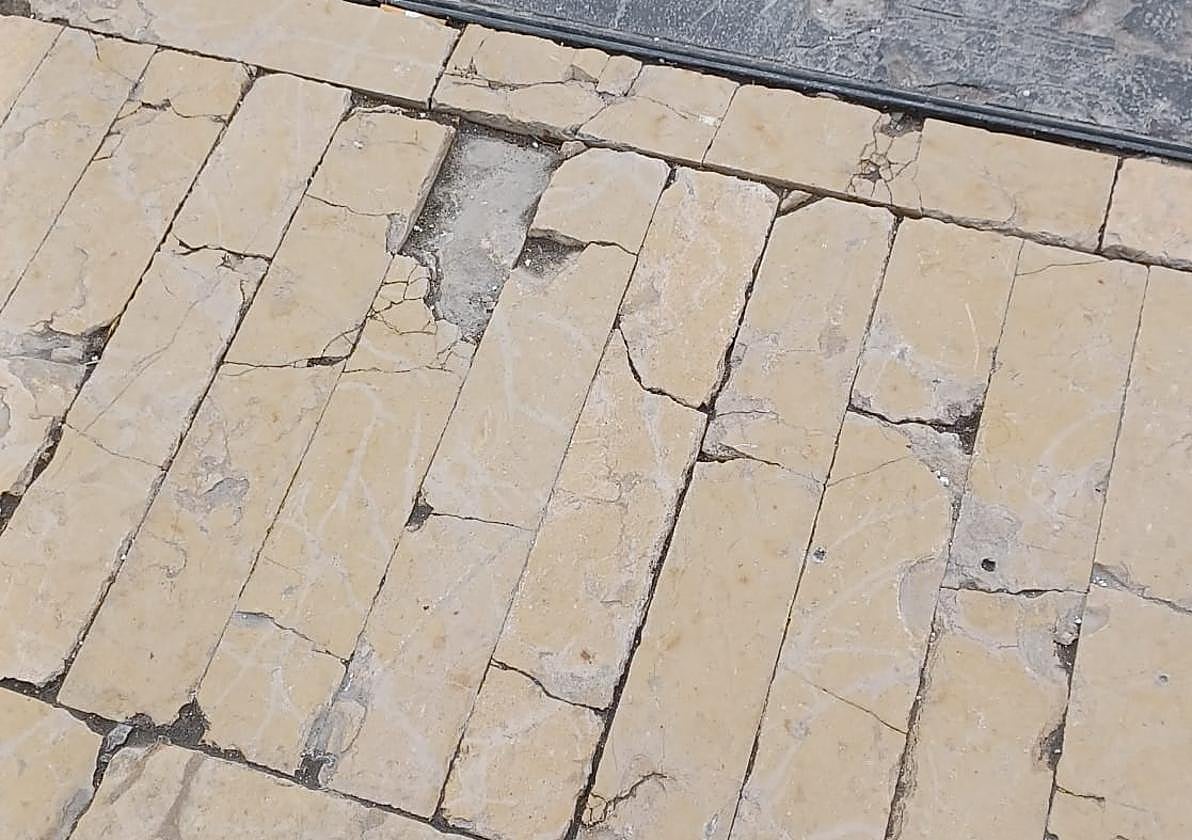 Estado del pavimento en el centro de León.