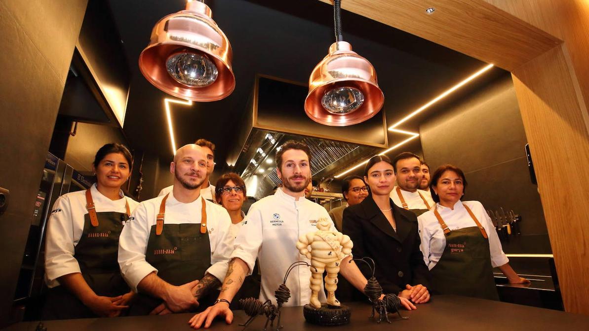 El equipo del Muna al completo en la nueva cocina abierta del restaurante.