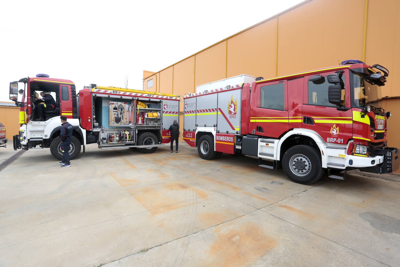 El presidente de la Diputación de León visita el parque de bomberos de Astorga