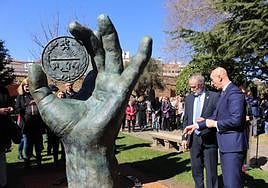 El alcalde de León, José Antonio Diez, y el presidente del Colegio de Veterinarios, Luciano Díez, junto a la escultura.