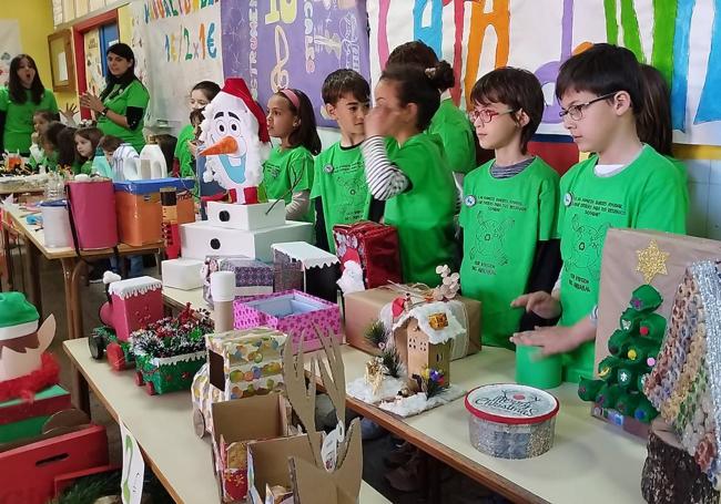 Los alumnos del colegio en el mercadillo solidario.