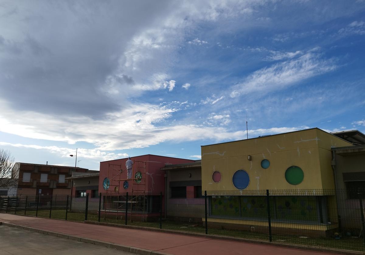 Comienzan los trabajos para pintar la fachada exterior del Centro.