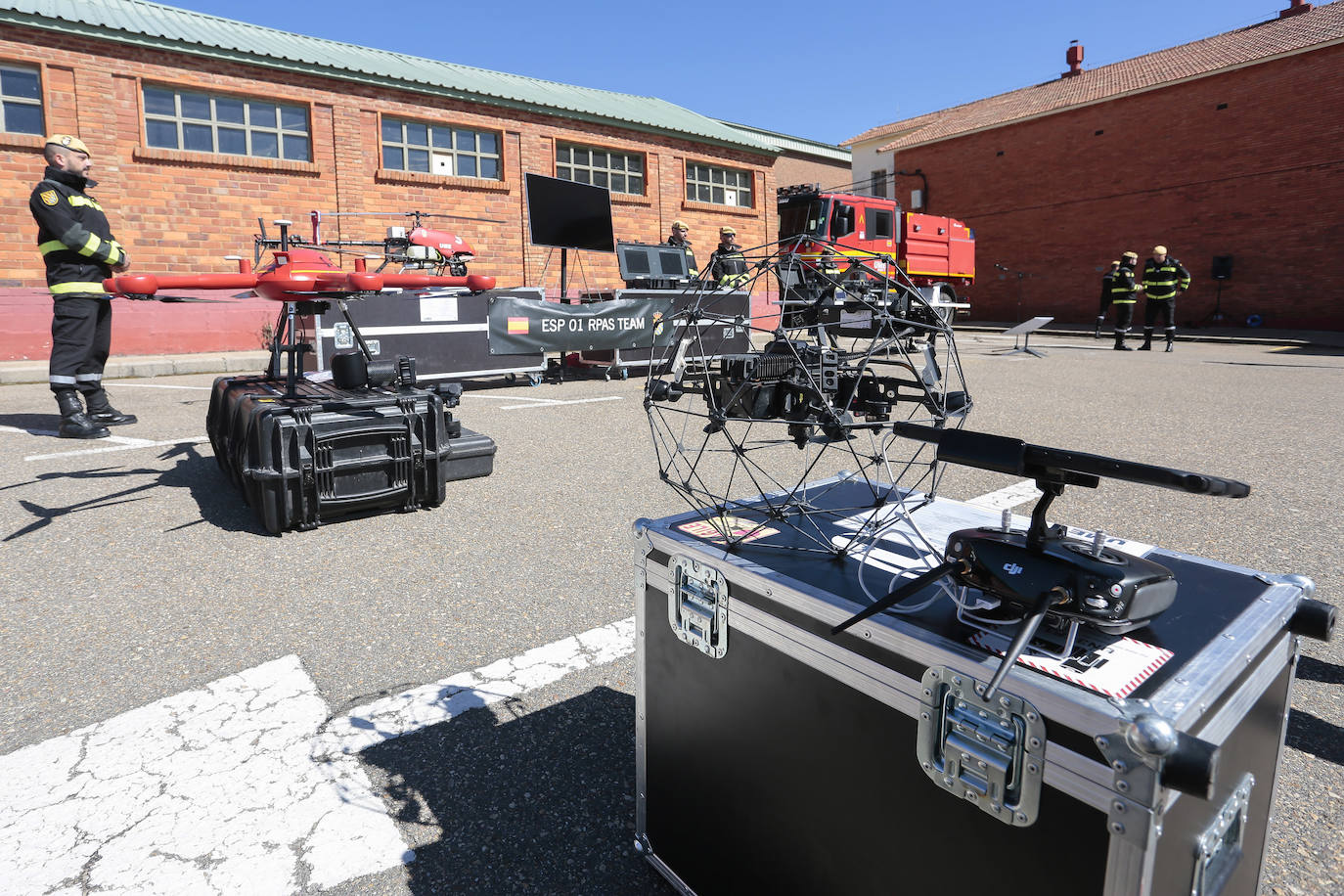 La secretaria de Estado de Defensa presenta la Unidad de Drones de la UME