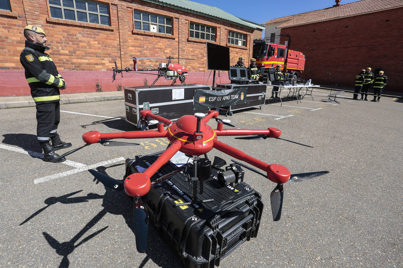 La secretaria de Estado de Defensa presenta la Unidad de Drones de la UME