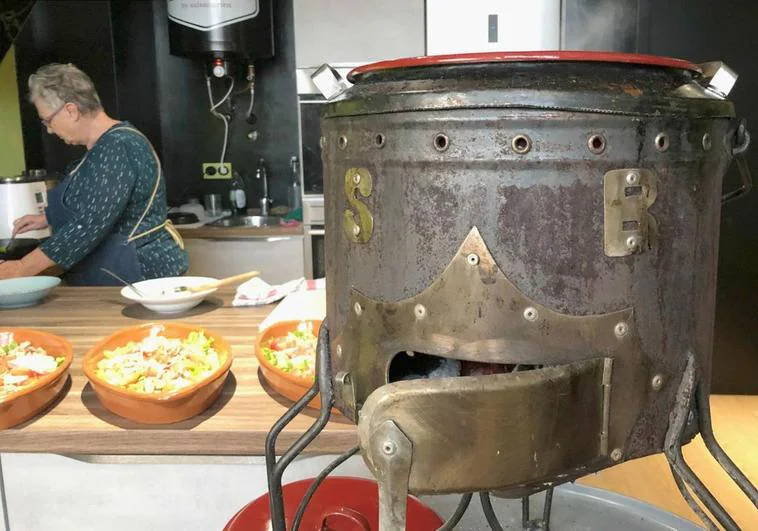 Imagen de una olla ferroviaria lista para cocinar bajo el modo tradicional. Su estructura permitía caldear la comida y guisar en cualquier punto.