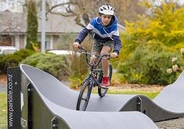 La construcción de un circuido de pumptrack modular en Eras de Renueva toma cuerpo.