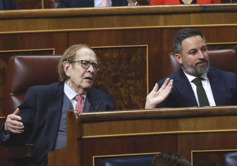 El candidato de Vox a la moción de censura, Ramón Tamames, junto a Santiago Abascal