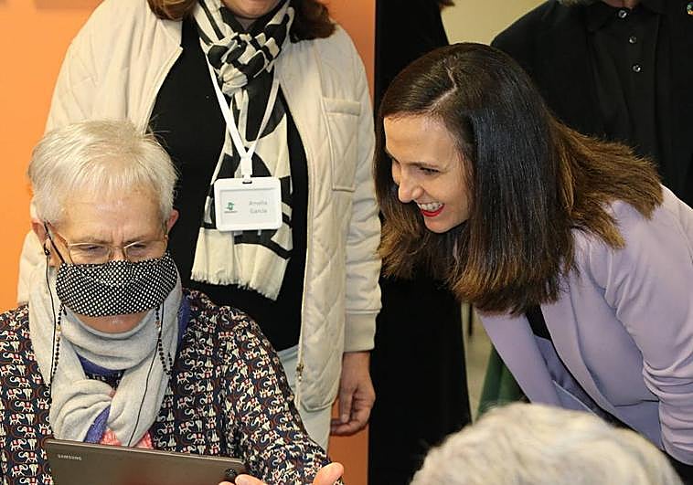 La ministra de Servicios Sociales, Ione Belarra, durante su visita a la Ciudad del Mayor de León.
