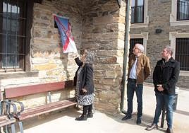 Descubrimiento de la placa en memoria de Luis Álvarez, quien fuera pedáneo de San Cristóbal de la Valdueza.
