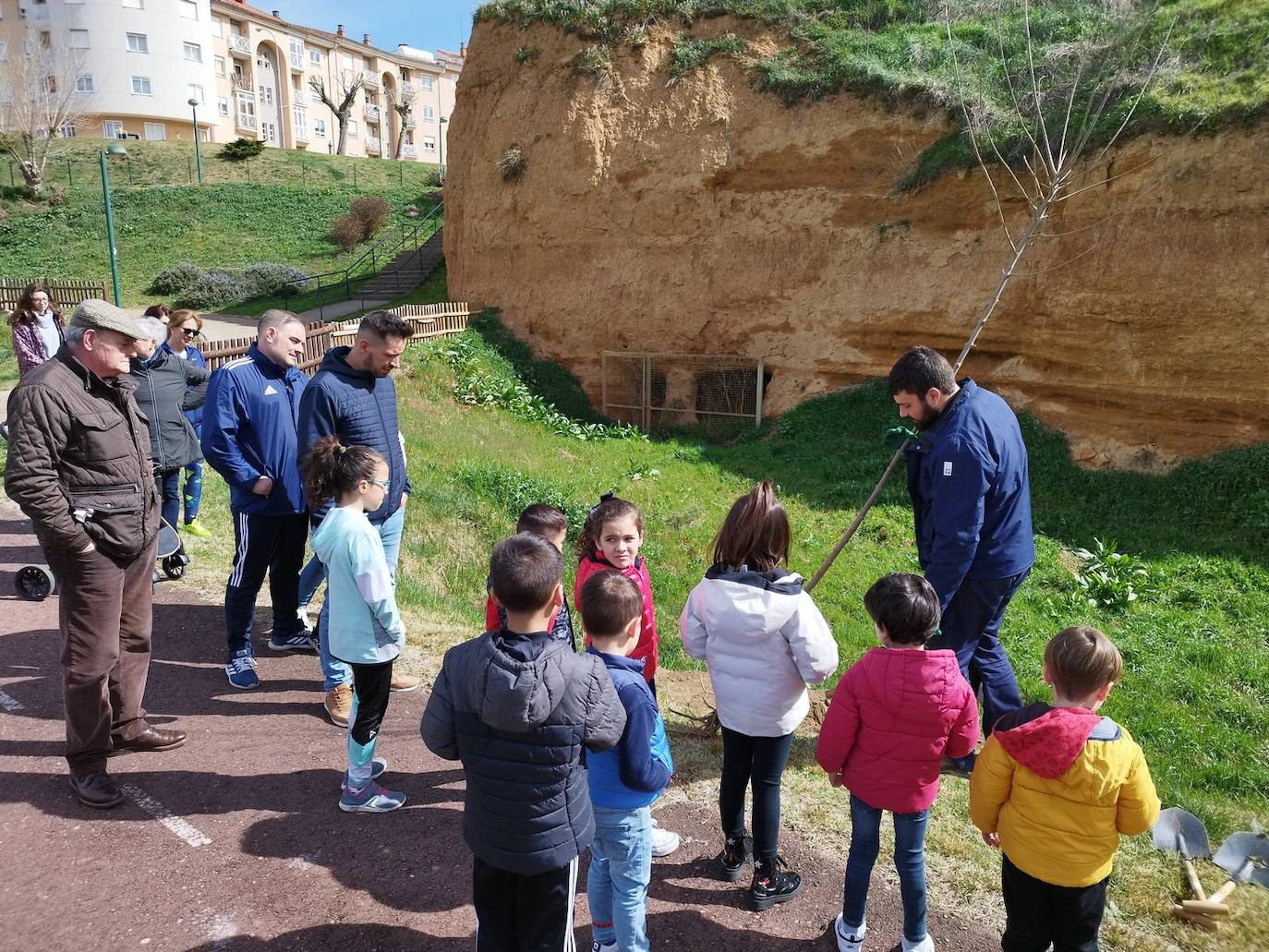 Nuevos árboles en el paseo del río de Valencia de Don Juan