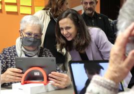 La ministra de Servicios Sociales, Ione Belarra, durante su visita a la Ciudad del Mayor de León.