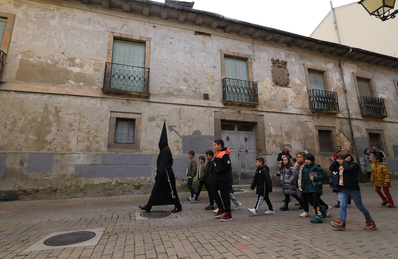 Salida del nazareno Lambrión Chupacandiles en Ponferrada