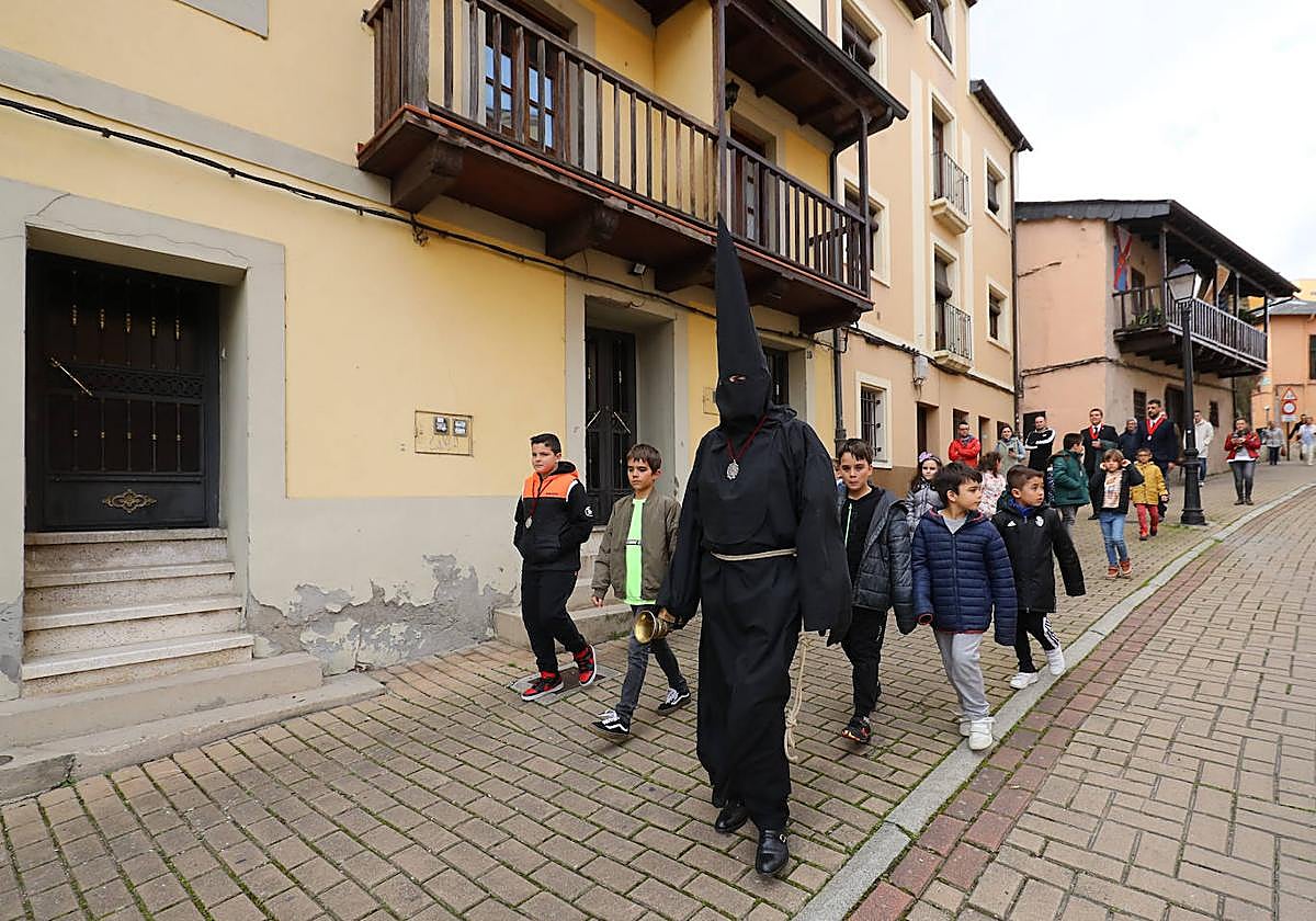 Salida de El Lambrión Chupacandiles en Ponferrada