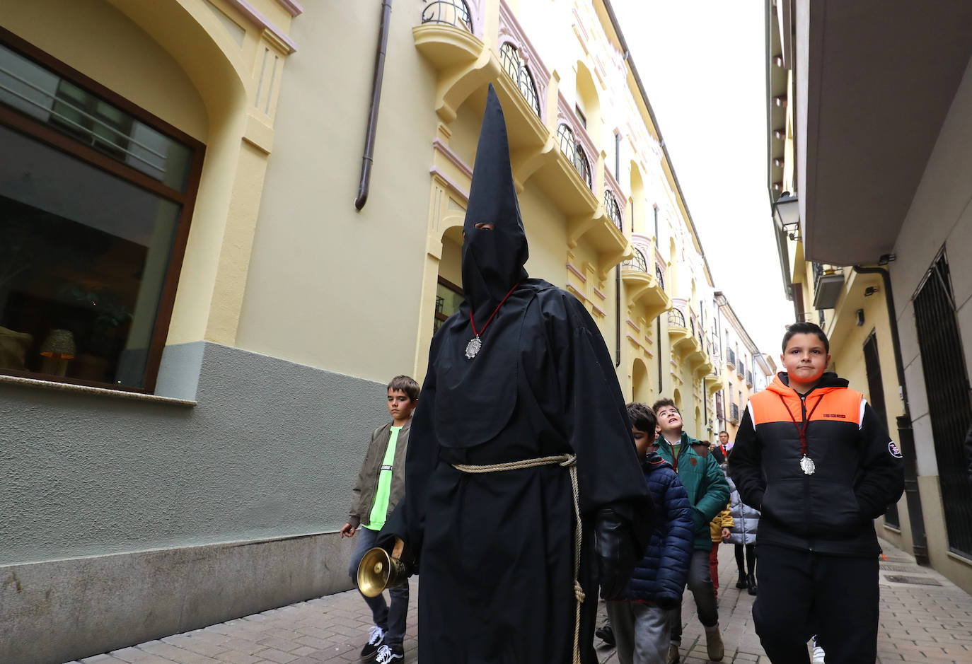 Salida del nazareno Lambrión Chupacandiles en Ponferrada