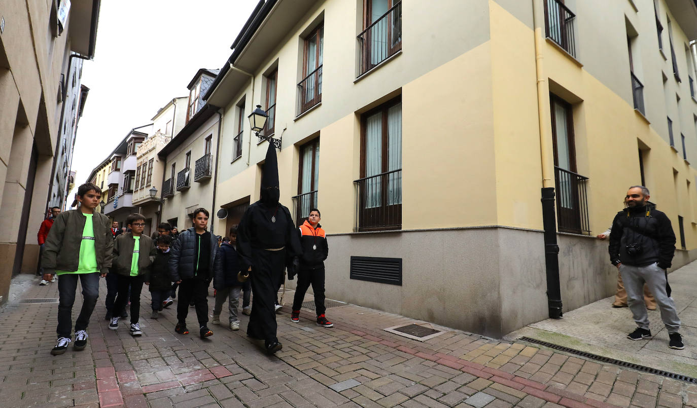 Salida del nazareno Lambrión Chupacandiles en Ponferrada