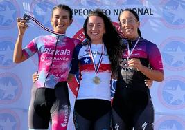 Aranza Villalons, en el centr, con el maillot de campeona nacional.