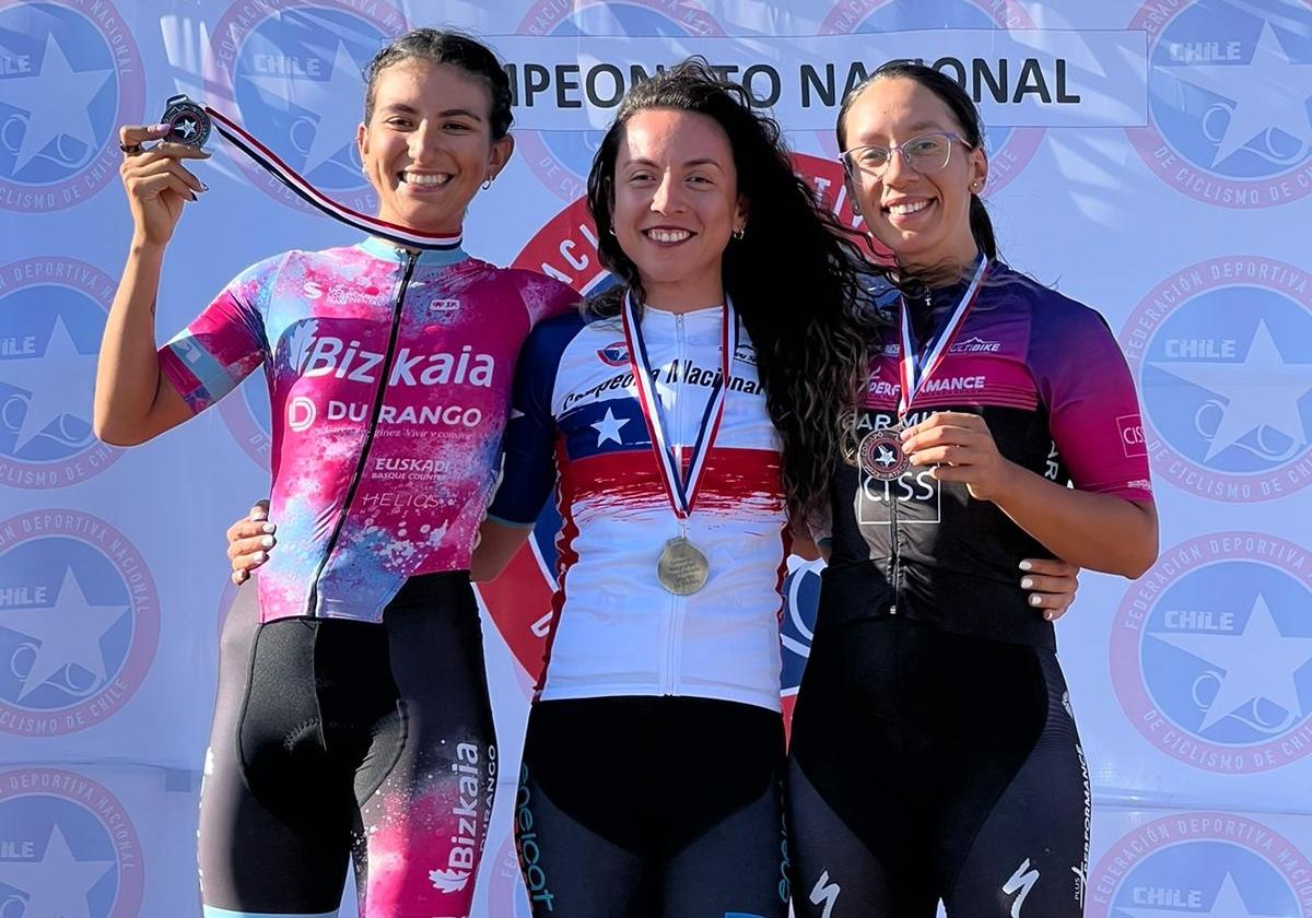 Aranza Villalons, en el centr, con el maillot de campeona nacional.