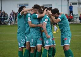 Los jugadores del Atlético Astorga celebran el primer gol del partido, obra de Íker.