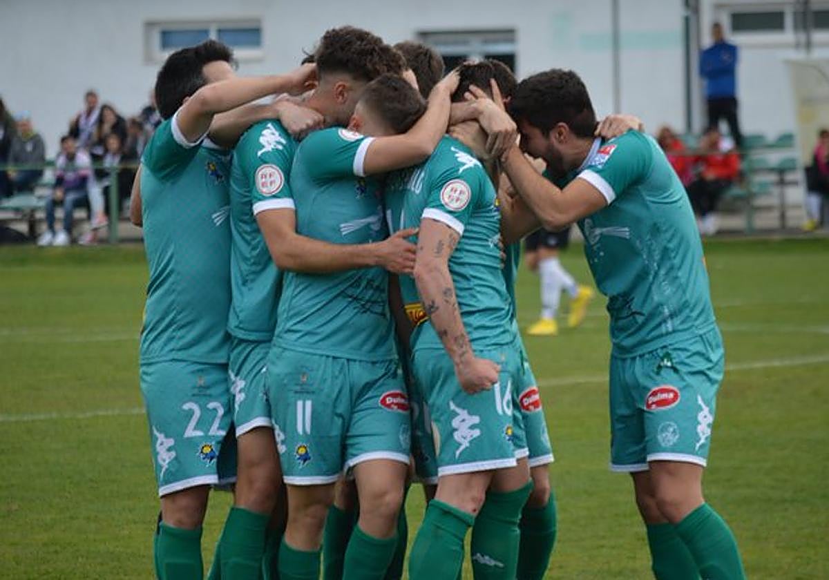 Los jugadores del Atlético Astorga celebran el primer gol del partido, obra de Íker.