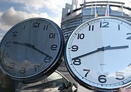 Esta madrugada se produce el cambio de hora. En la image, un reloj reflejado en un cristal.