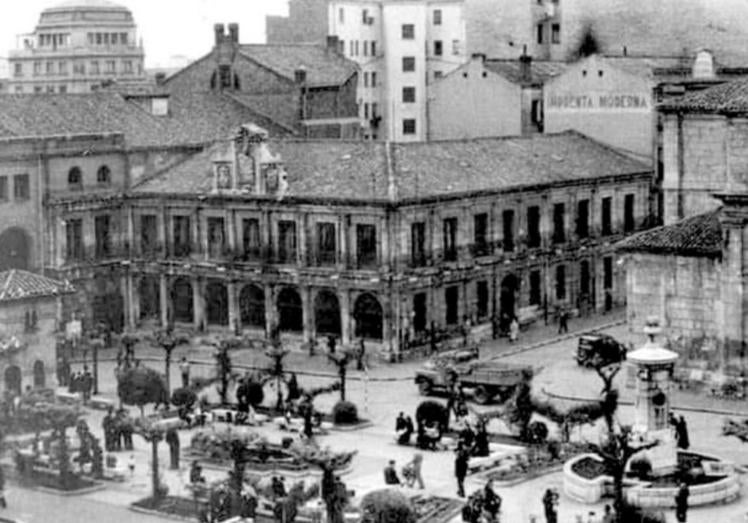 Imagen de la plaza de San Marcelo con el antiguo Ayuntamiento y, anexo a él, la fachada de laImprenta Moderna en la que se puede leer su cartel publicitario