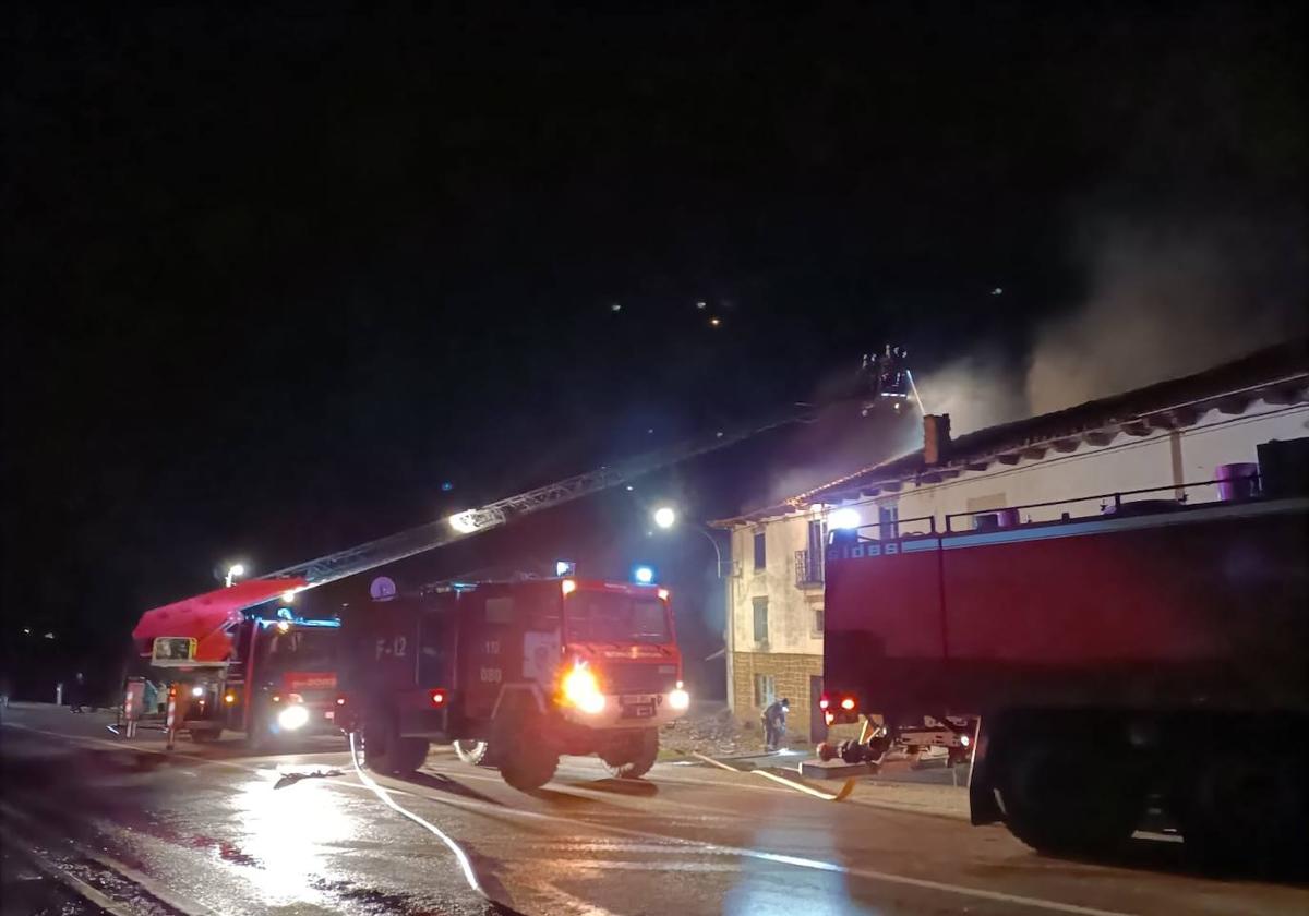 Efectivos del Servicio actuando en el fuego de las dos casas.