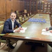 El coordinador de Abanca Agro en Castilla y León, Alfonso García, y el secretario general de Asaja León, José Antonio Turrado, durante la firma.