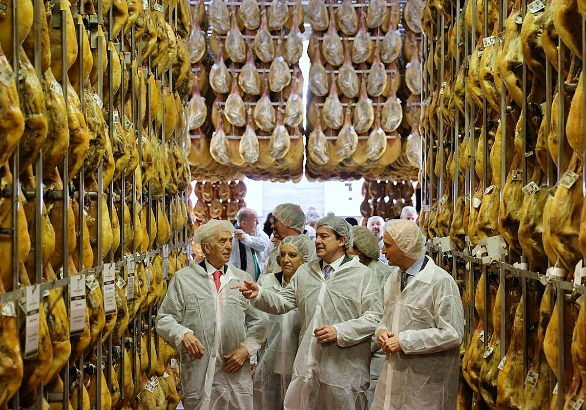 El presidente de la Junta, Fernández Mañueco, visita las instalaciones de Monte Nevado en la celebración de su 125 aniversario.