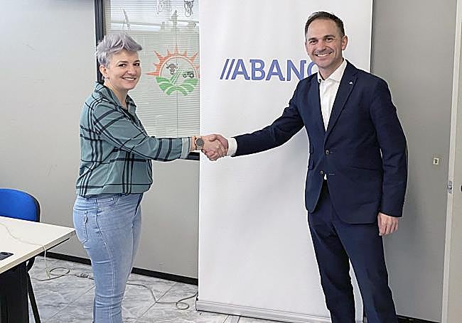 La secretaria general de UGAL UPA León, Sonia Castro, y el coordinador de Abanca Agro en Castilla y León, Alfonso García, durante la firma.