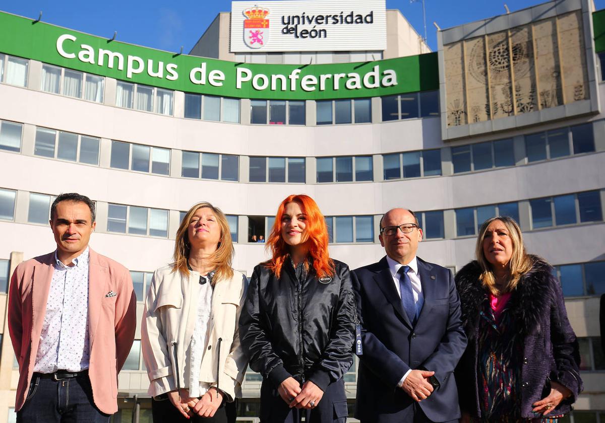 La astronaunta Sara García a su llegada al Campus de Ponferrada.