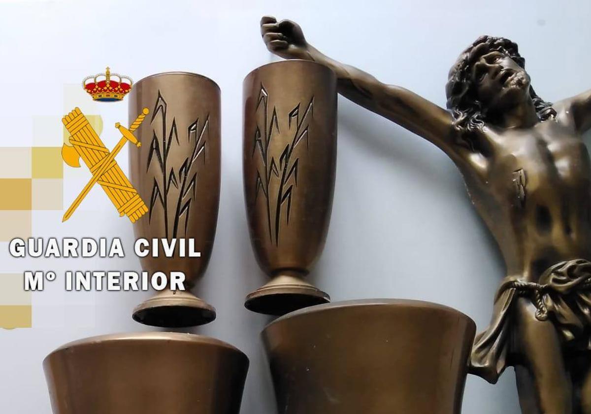 Imagen de archuvo de ornamentación fúnebre de bronce robada recuperada por la Guardia Civil.