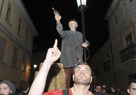 El popular 'Genarín' durante su recorrido en medio de una multitudinaria procesión pagana por las calles de León capital.
