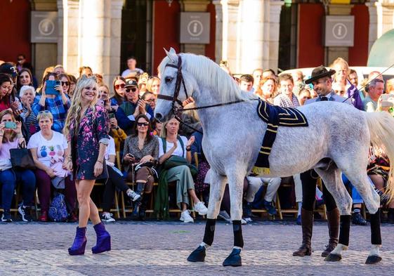 La diseñadora leonesa María Lafuente triunfa en el desfile 'Cabalgando entre Costuras, Madrid Capital de Moda'. La leonesa disfrutó e hizo disfrutar a los asistentes a un evento que sacó a la Plaza Mayor las distintas propuestas creadas por diseñadores de moda española. La pasarela unió moda y arte ecuestre con música en directo de los guitarristas Alberto Espejo y Pablo Nicasio, la pianista Alba Taverna y los cantantes Jesús Chozas, eva Kerloch y Julio Cancio.