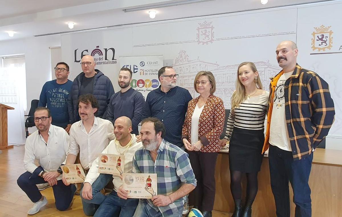 Los ganadores del consurso posan en la tradicional foto de familia a la conclusión de la entrega de distinciones.