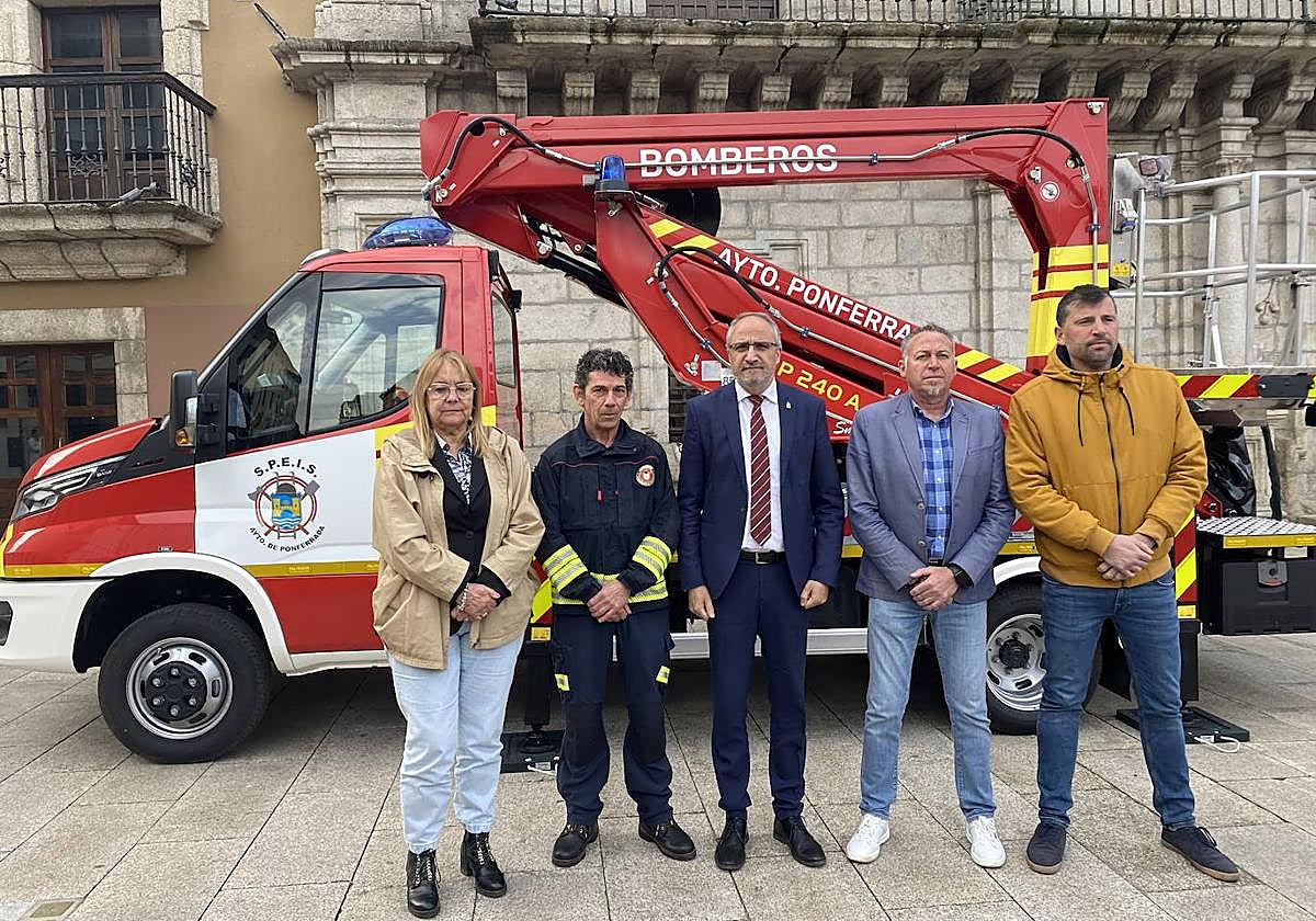 Imagen de la presentación del nuevo vehículo del servicio de Bomberos.