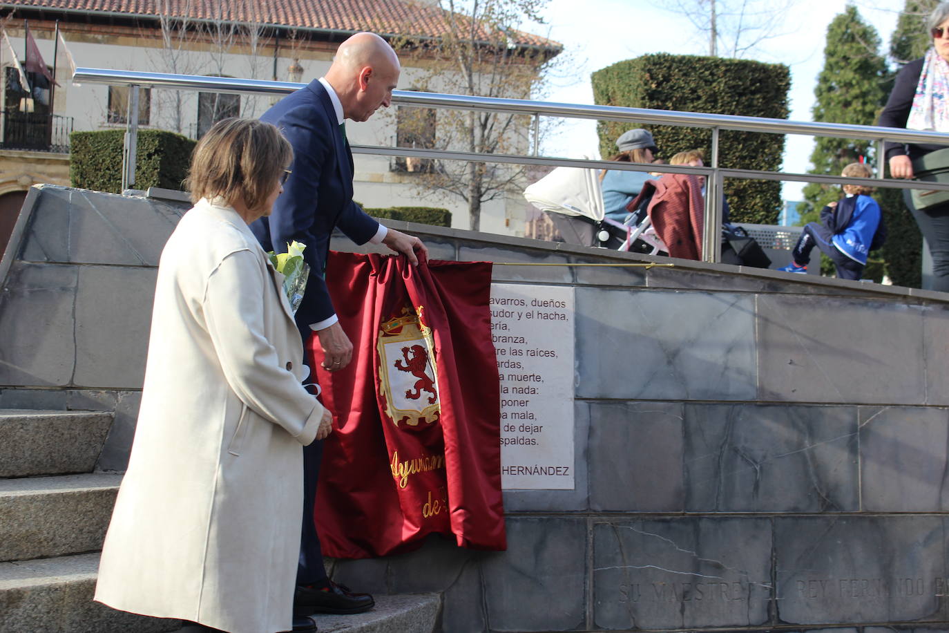 Descubrimiento de una placa en honor a Miguel Hernández