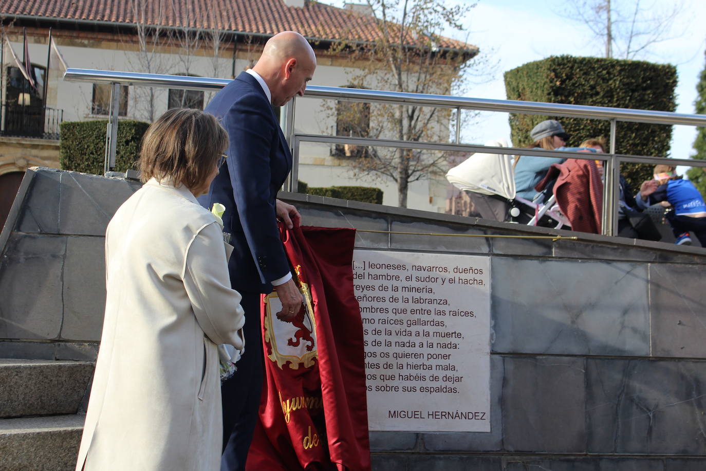 Descubrimiento de una placa en honor a Miguel Hernández