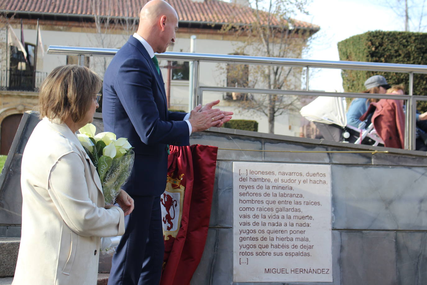 Descubrimiento de una placa en honor a Miguel Hernández