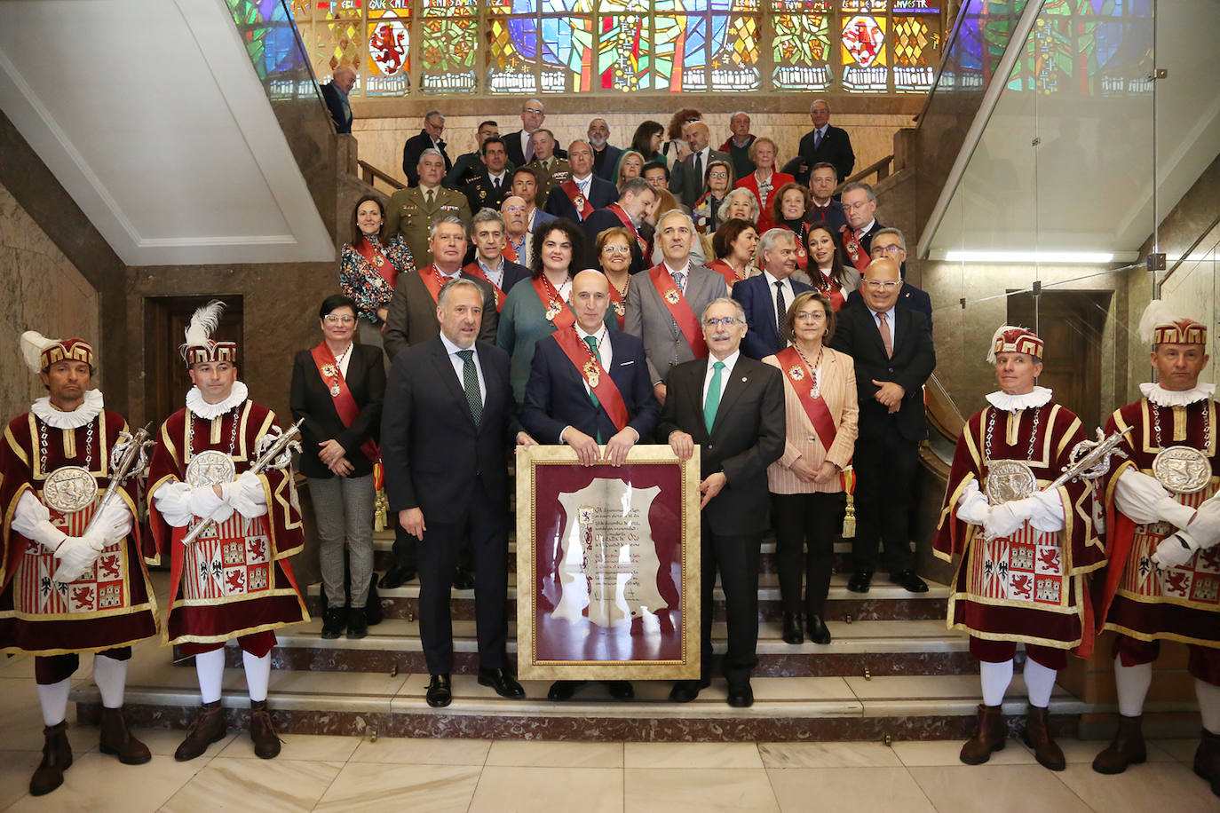 El Ayuntamiento de León entrega la medalla de oro a la AECC de León