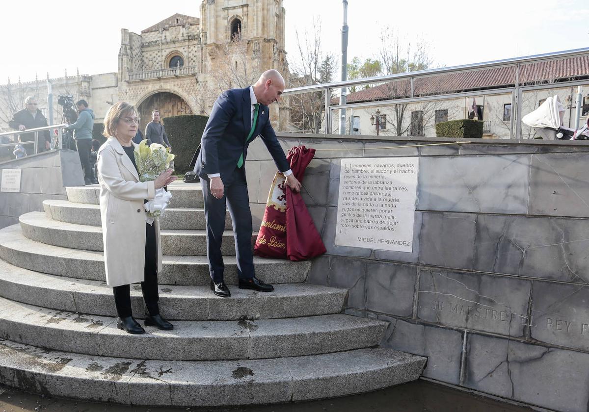 El Ágora de la Poesía de León inaugura una placa con los versos que Miguel Hernández dedica a los leoneses en 'Vientos del pueblo me llevan'.