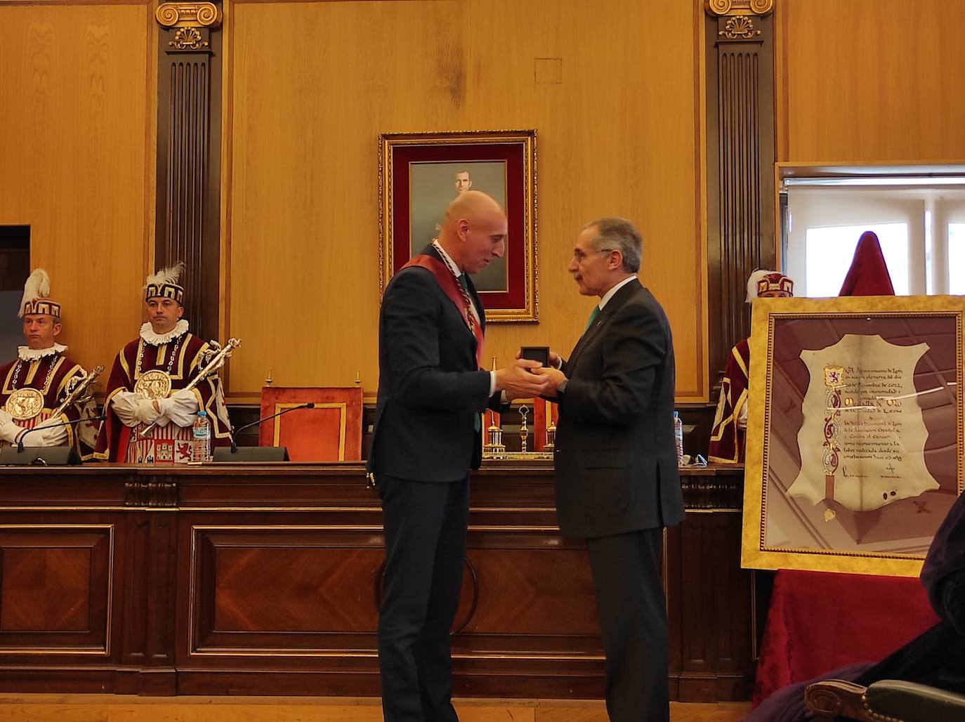 El Ayuntamiento de León entrega la medalla de oro a la AECC de León