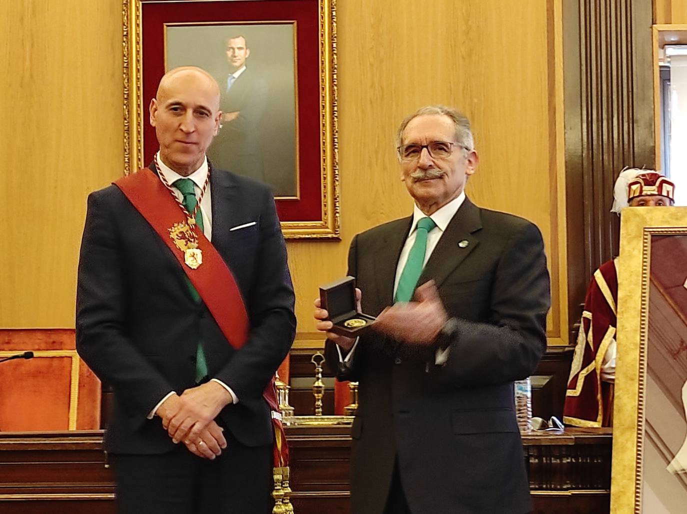 El Ayuntamiento de León entrega la medalla de oro a la AECC de León