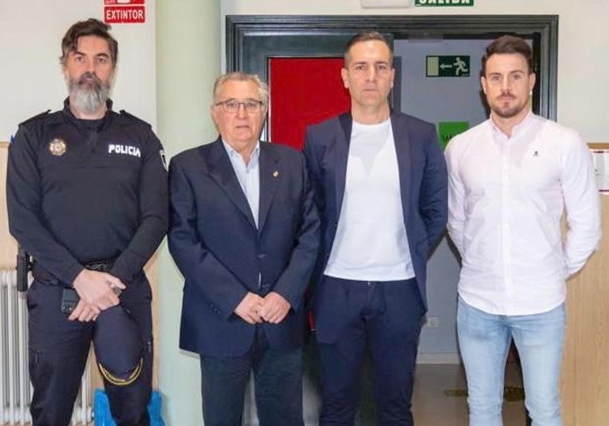 Los policías locales del alfoz se forman en La Virgen del Camino. En la imagen el intendente jefe de la Policía Local de León, alcalde de Valverde de la Virgen y los agentes encargados de impartir el curso.