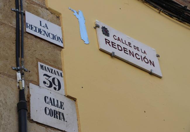 Diferentes placas decoran la esquina de la calle de la Redención con las Carbajalas.