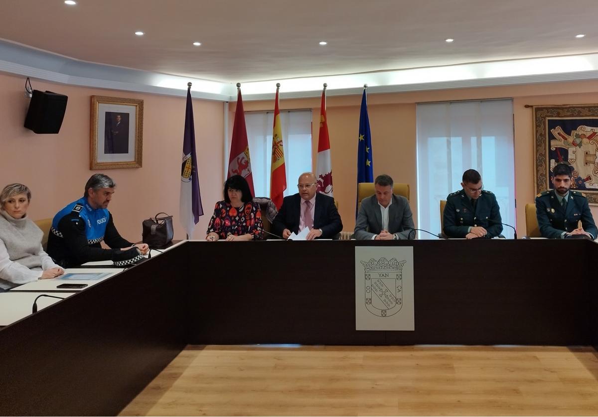 Firma del convenio este miércoles en el Ayuntamiento de Valencia de Don Juan.