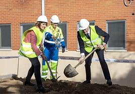 La consejera de Educación y el consejero de Medio Ambiente visitan el IES Francisco Salinas, en Salamanca.