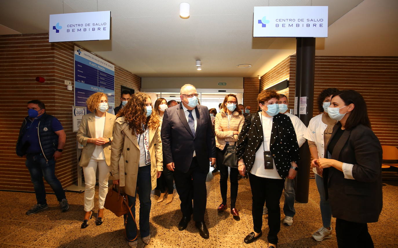 El consejero de Sanidad visita el Centro de Salud de Bembibre
