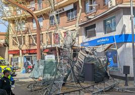 Dos trabajadores resultaron hoy heridos de gravedad al venirse abajo el andamio que estaban desmontando tras haber terminado las obras en la fachada de un edificio ubicado en la plaza de Alemania, en el centro de Zamora.