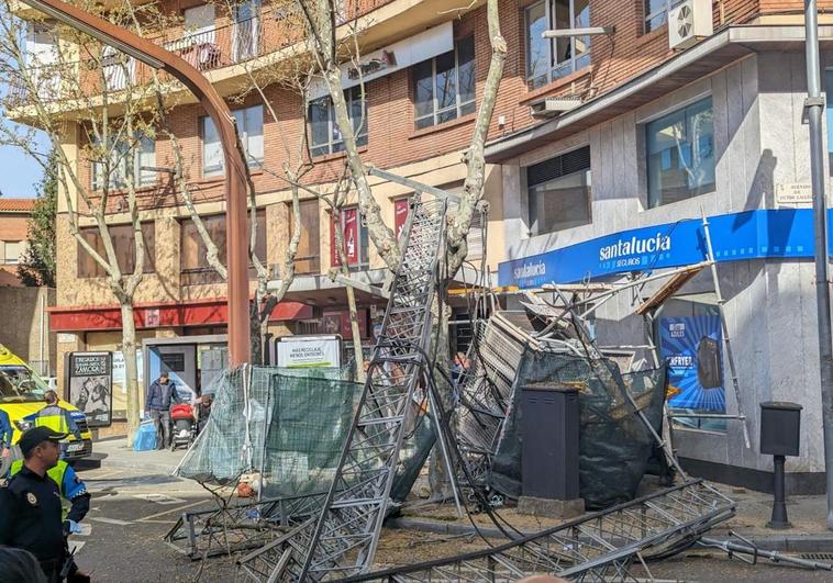 Dos trabajadores resultan heridos de gravedad al venirse abajo un andamio en el centro de Zamora