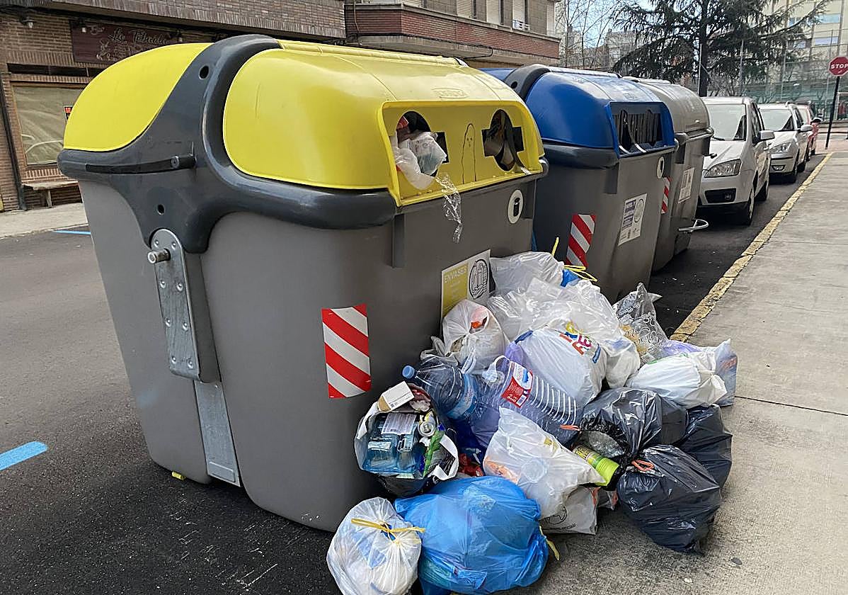 Basura apilada en las aceras en Ponferrada por la huelga.